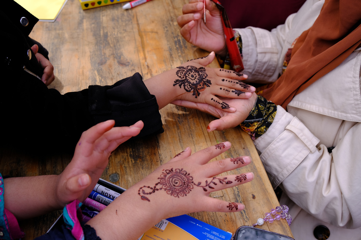 Eine Kinderhand wird mit einem Tattoo bemalt