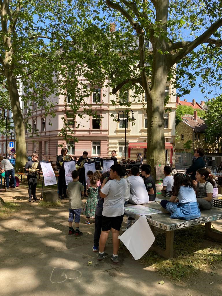 Kinder stehen mit Plakaten am Platz