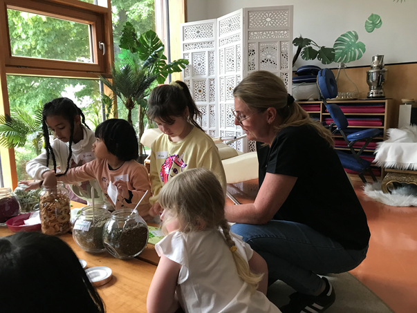 Kinder stellen einen Tee her