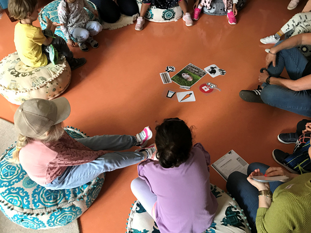 Kinder betrachten Bilder in der Mitte