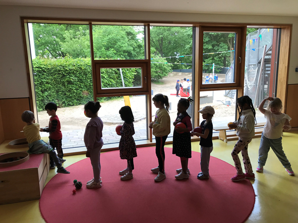 Kinder spielen mit dem Ball