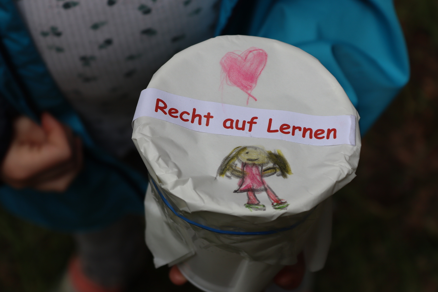 Rasselbecher mit Kinderrecht