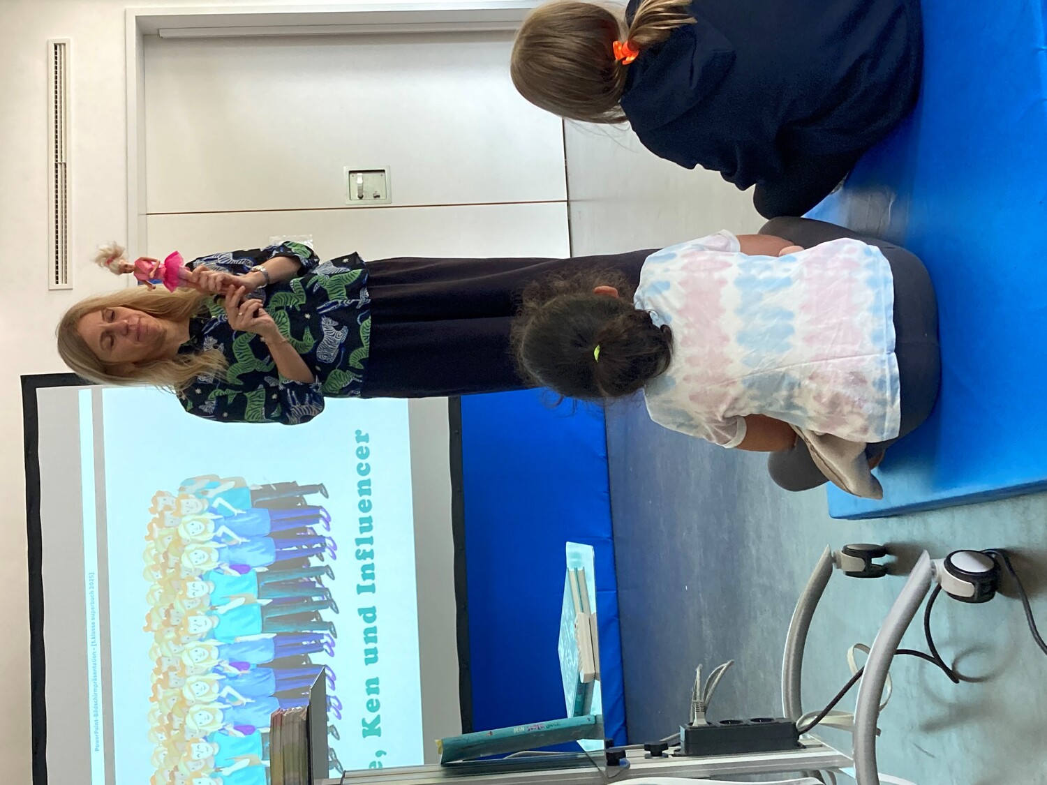 Autoren Lesung mit Frau Mairhofer und Hortkinder zum Buch "Dein Super Buch" Entdecke was in Dir steckt