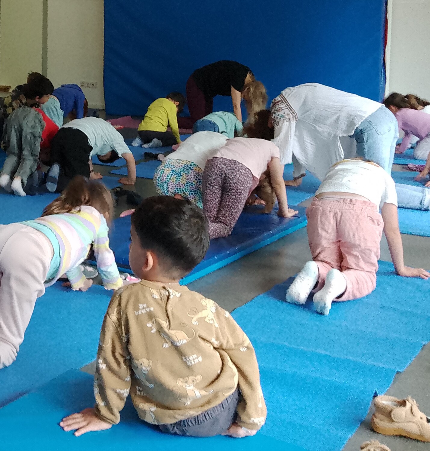 Yoga mit der Autorin zum Buch "Quatsch Kids Yoga" Frau Mairhofer