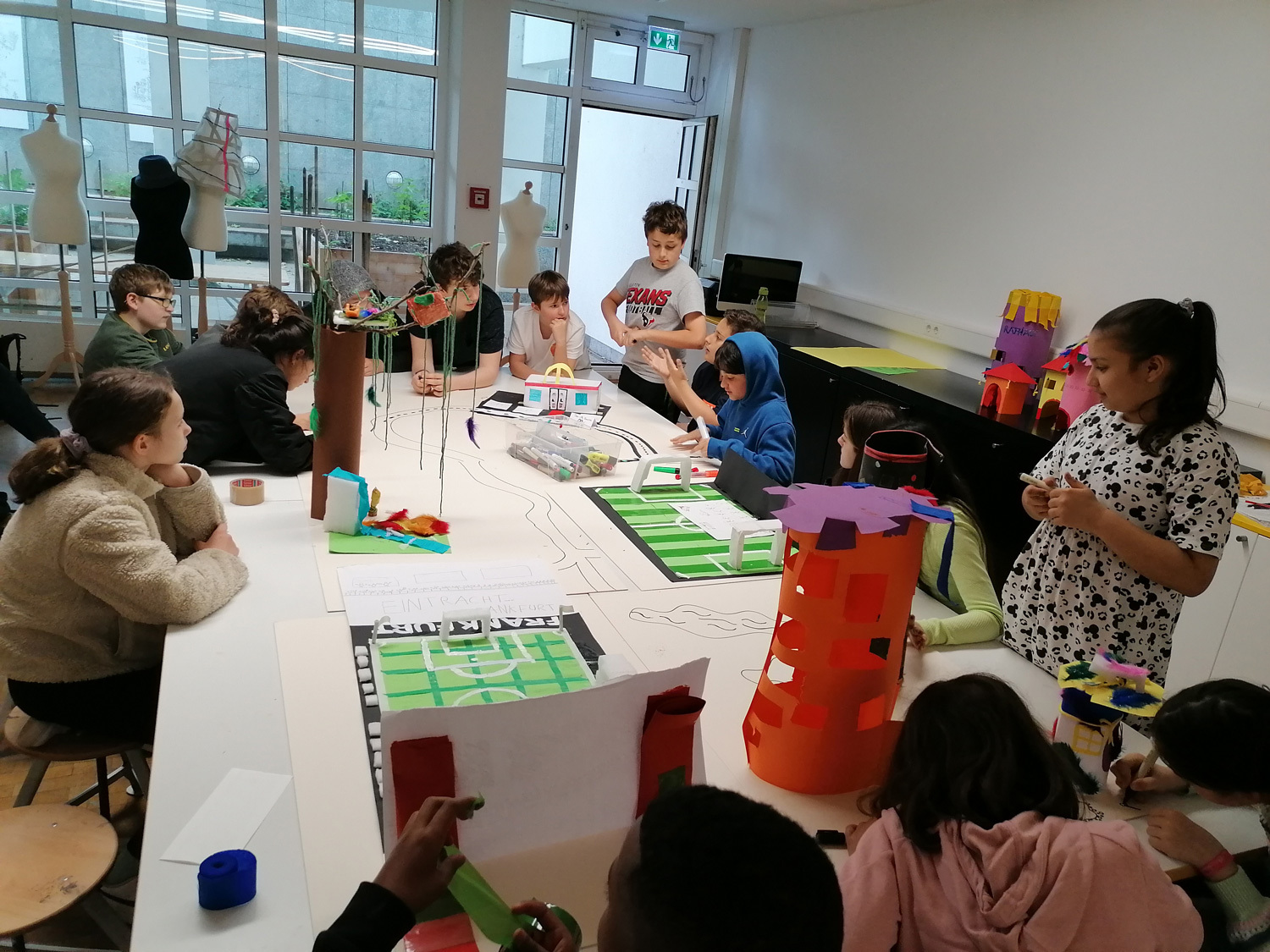 Kinder gemeinsam am großen Tisch