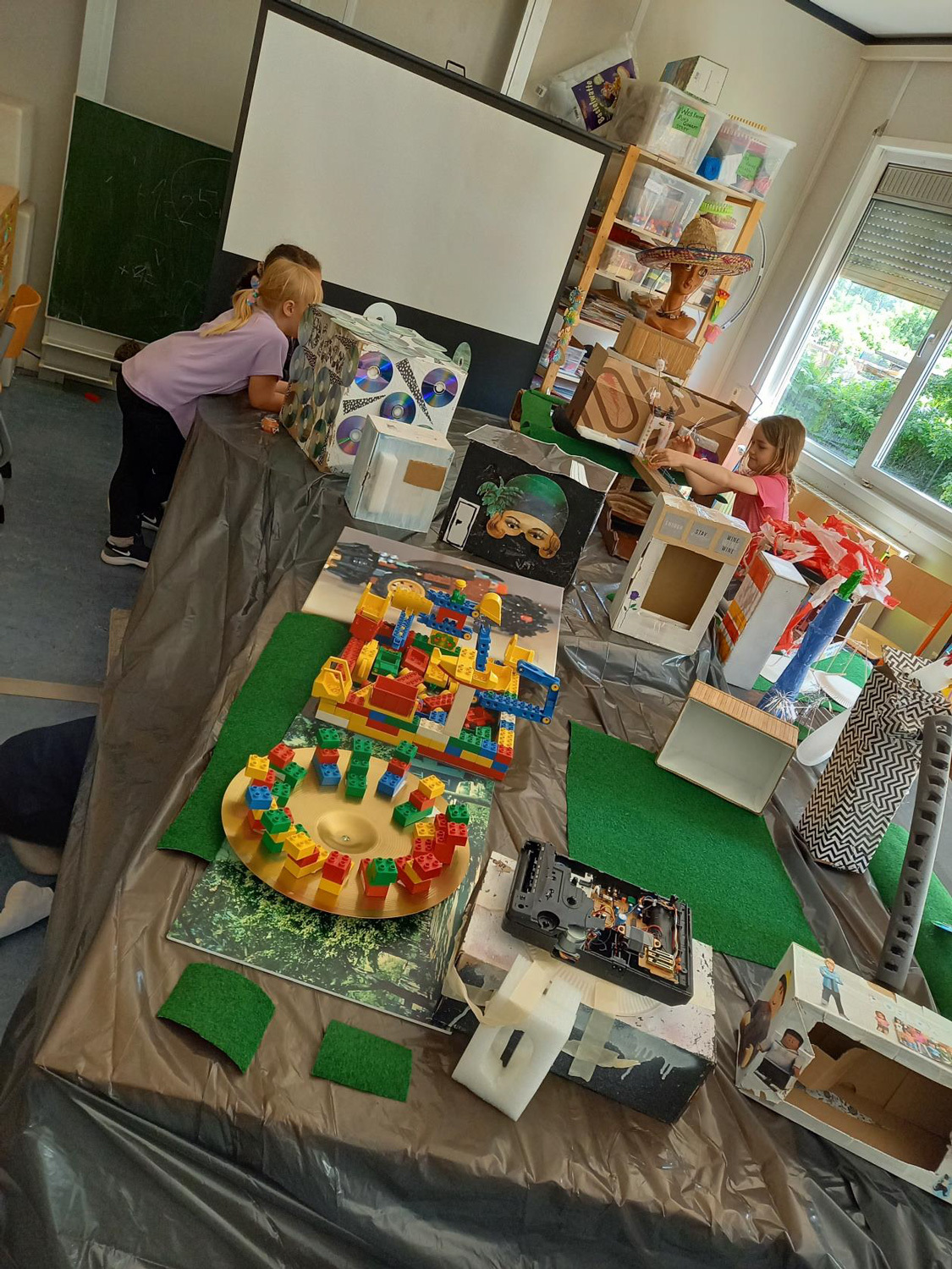 Beim Aufbauen der Stadt der Kinder