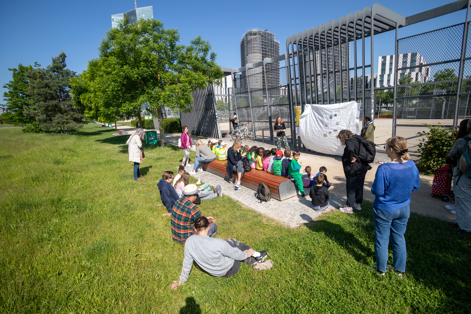 Den Kindern wird das Projekt erklärt