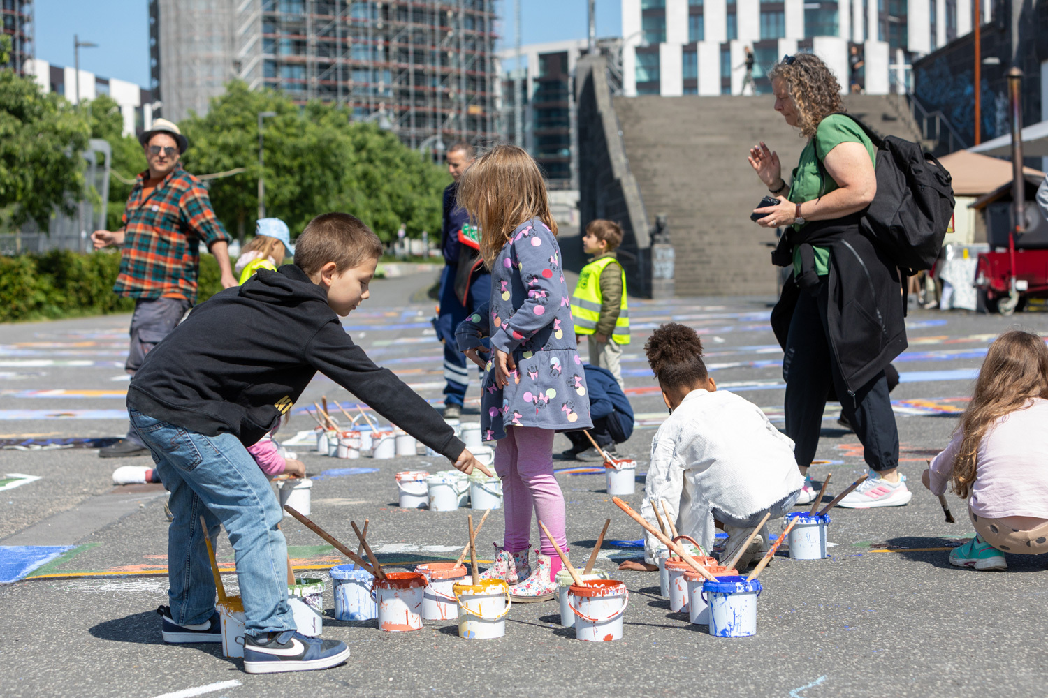 Die Kinder bemalen die Straße