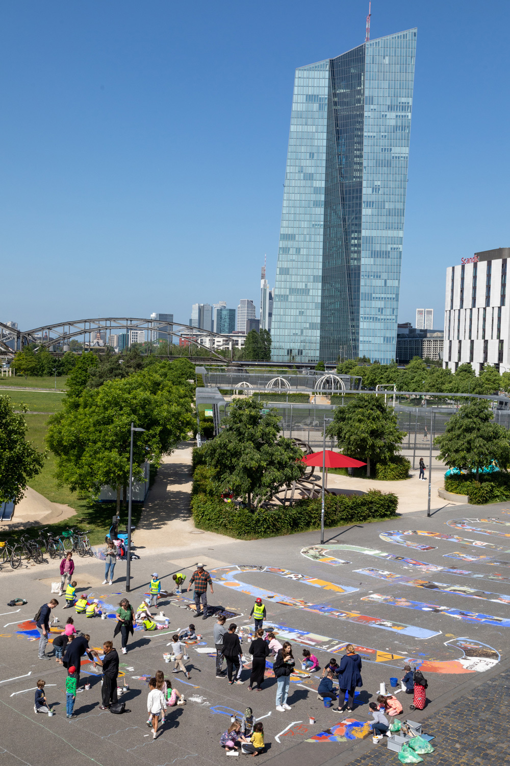 Bemalter Platz im Hintergrund die EZB