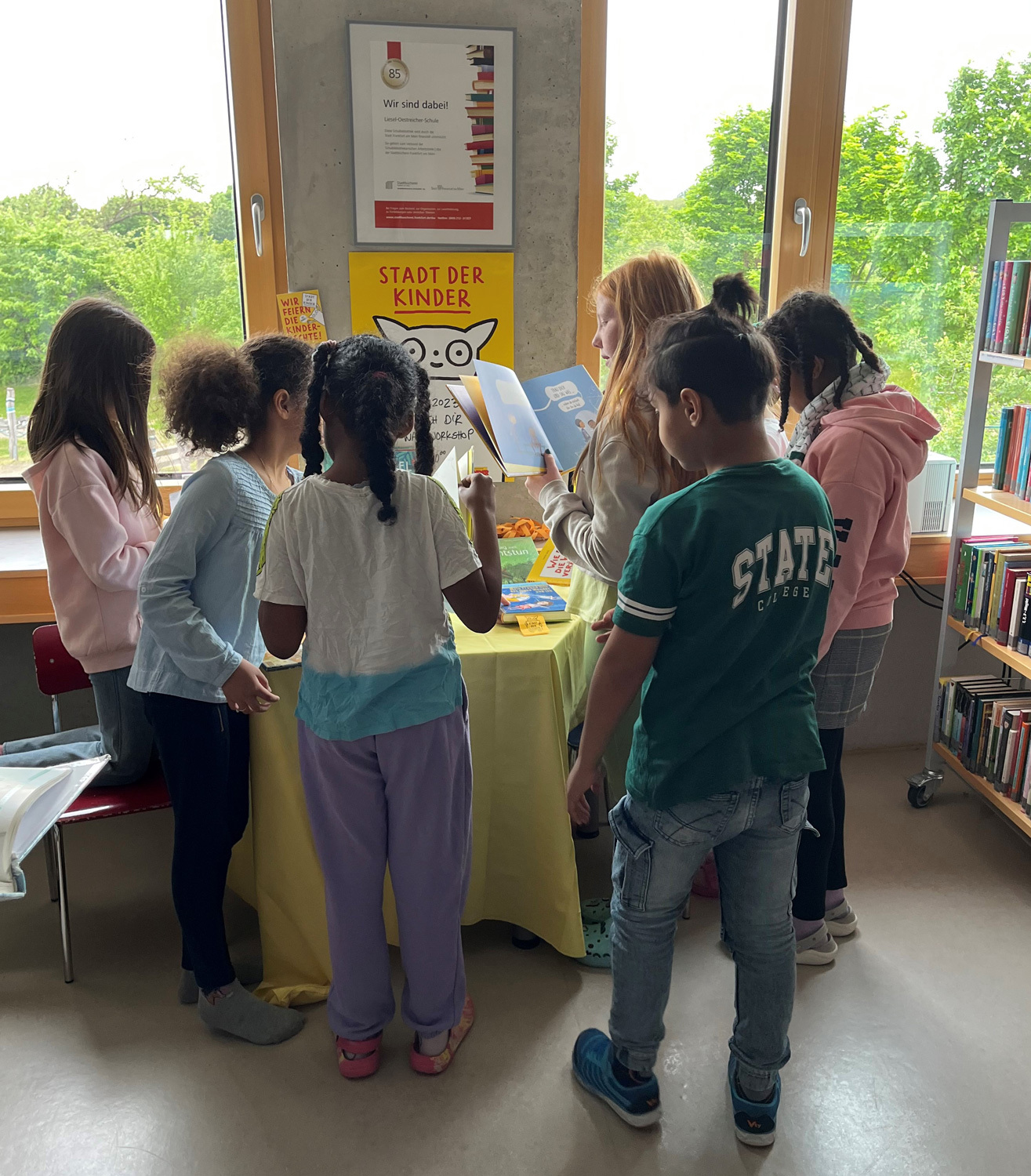 Kinder schauen sich Bücher an
