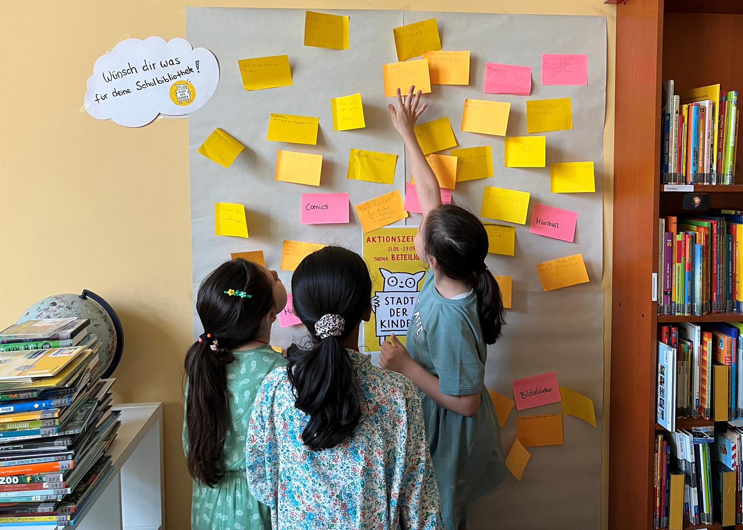 Kinder kleben Post-its an die Wand