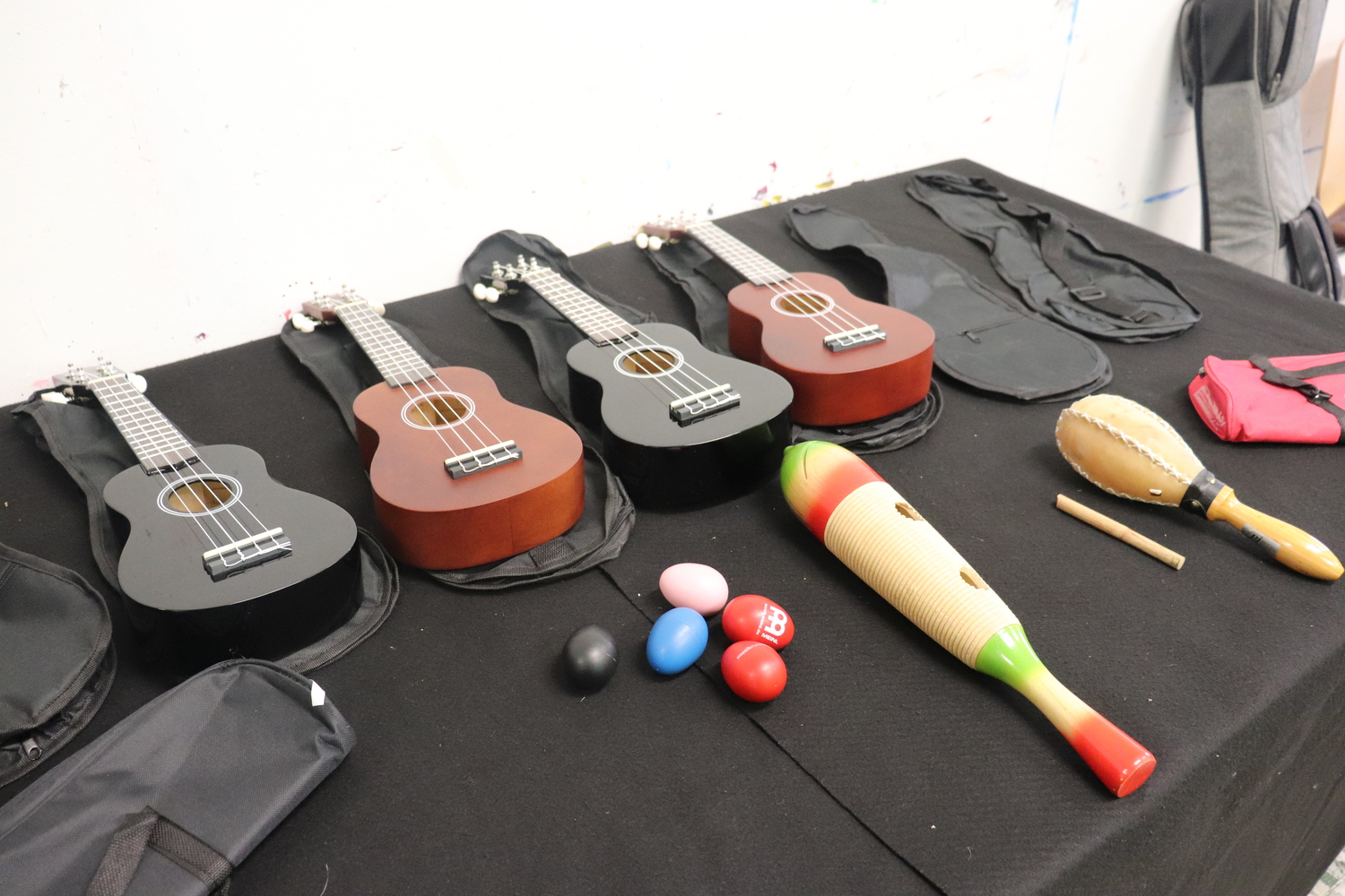 Musik mit Ukulele, Melodica, Rasseln