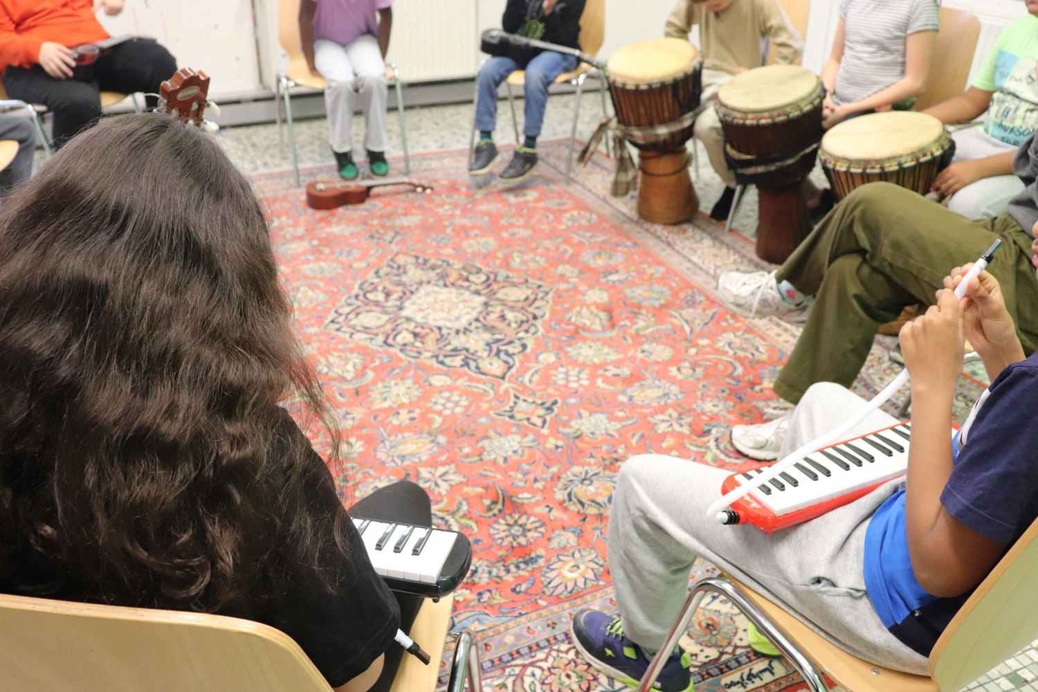 Musik machen mit der Djembe, Melodica und Gitarre