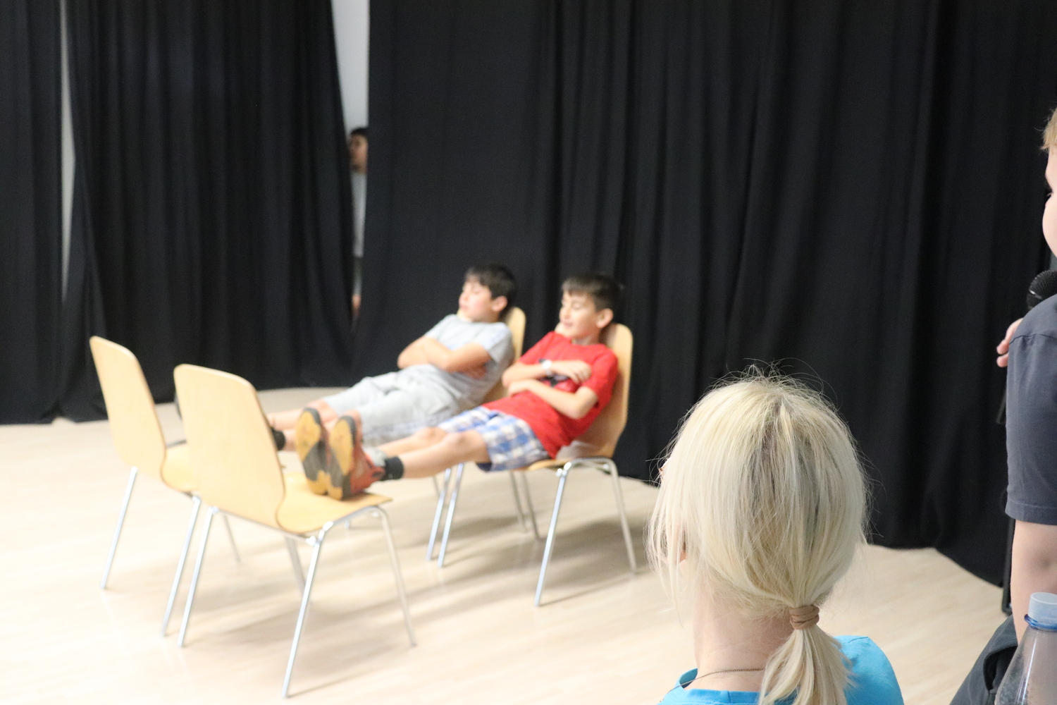 Kinder beim Theater spielen