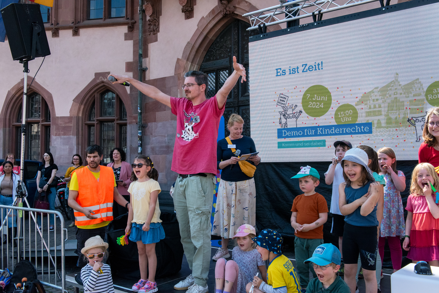 Die Kinder und Rapper LMNZ mit dem Kinderrechte-Rap "Es ist Zeit!"