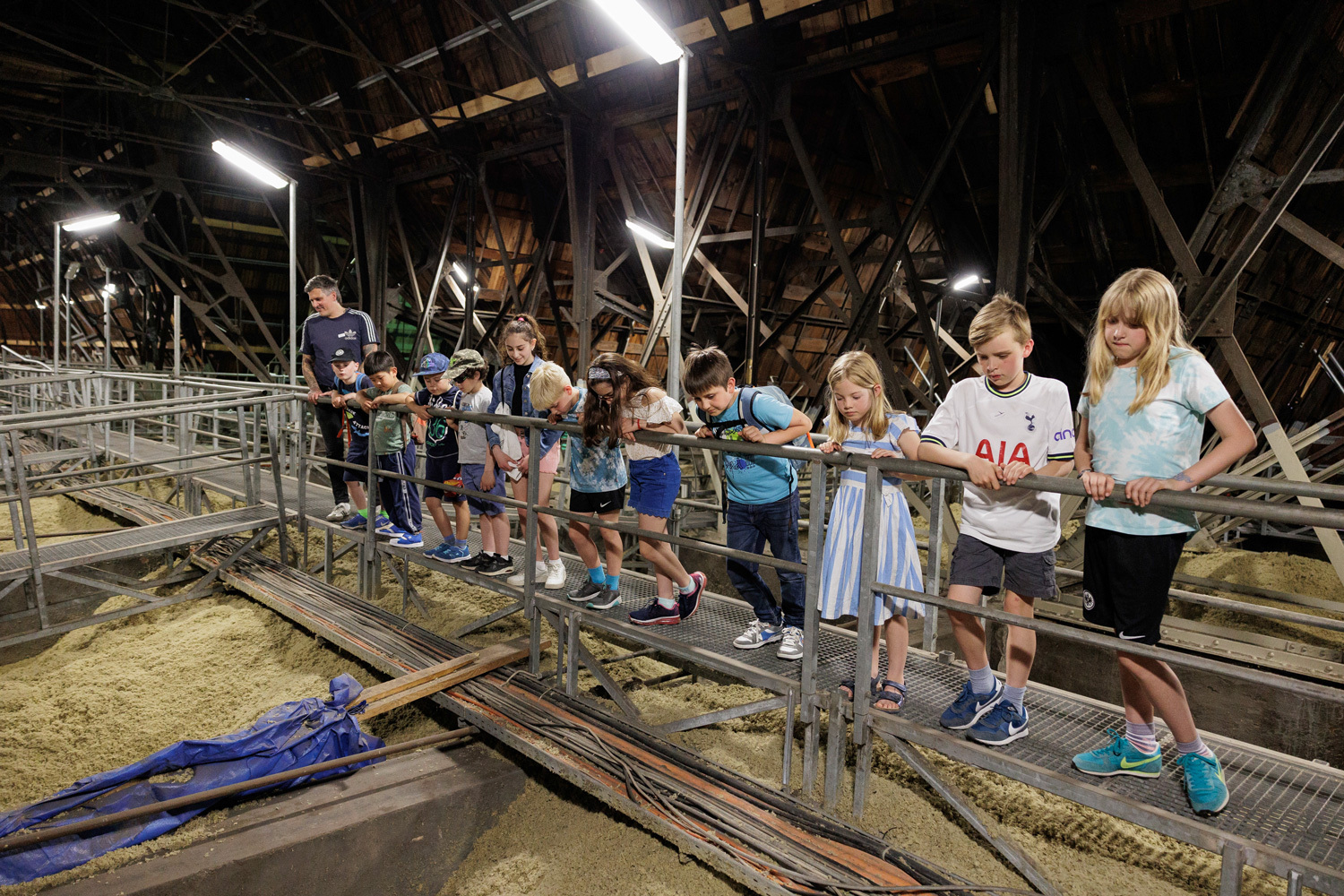 Kinder während der Führung im Dommuseum