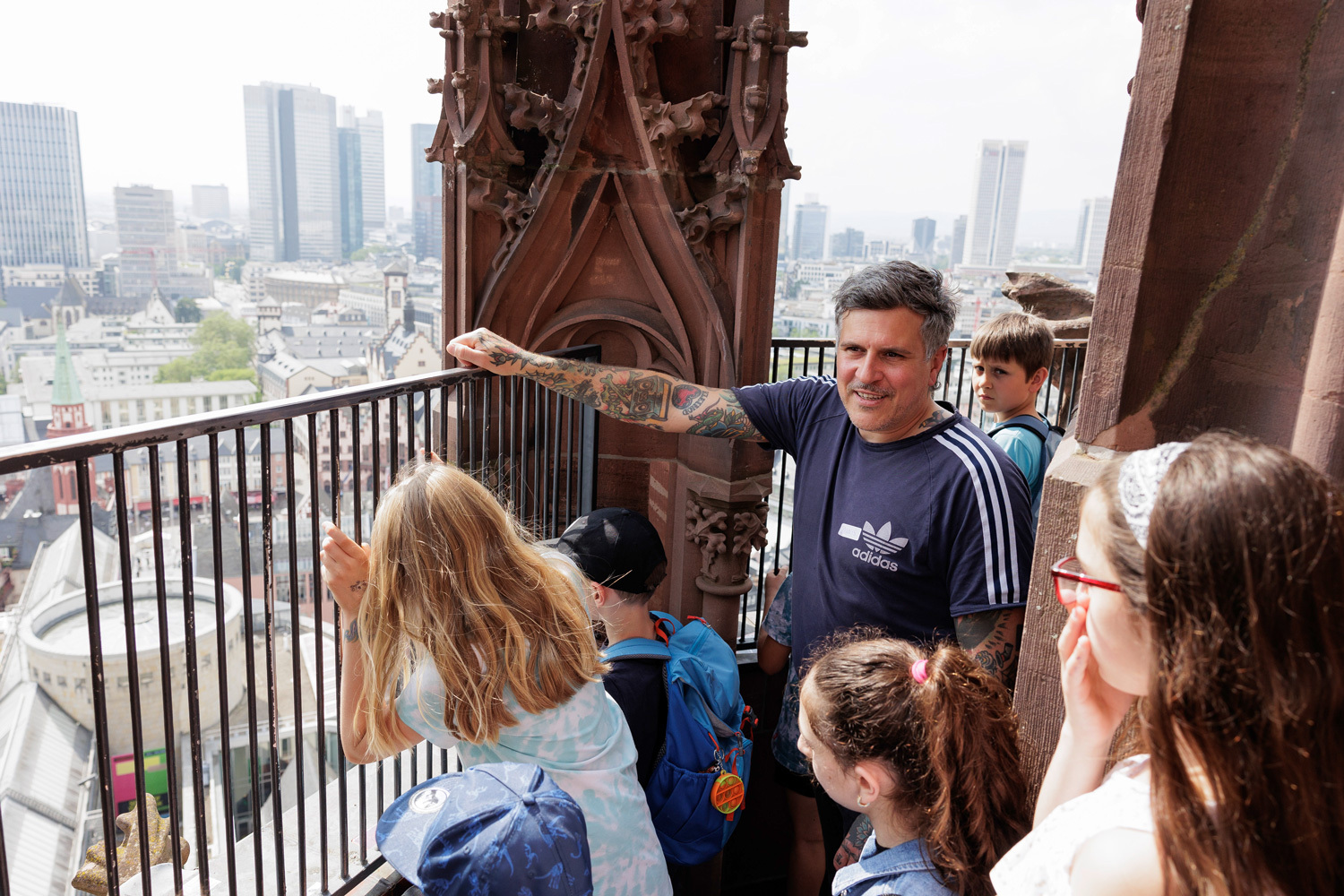 Auf der Plattform vom Dom mit Blick über die Skyline Frankfurt