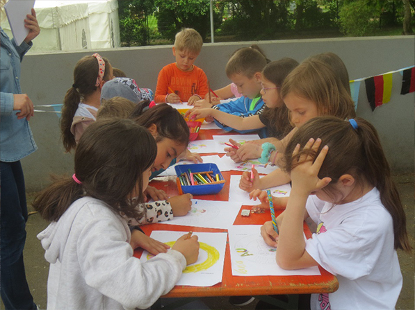 Kinder malen zusammen