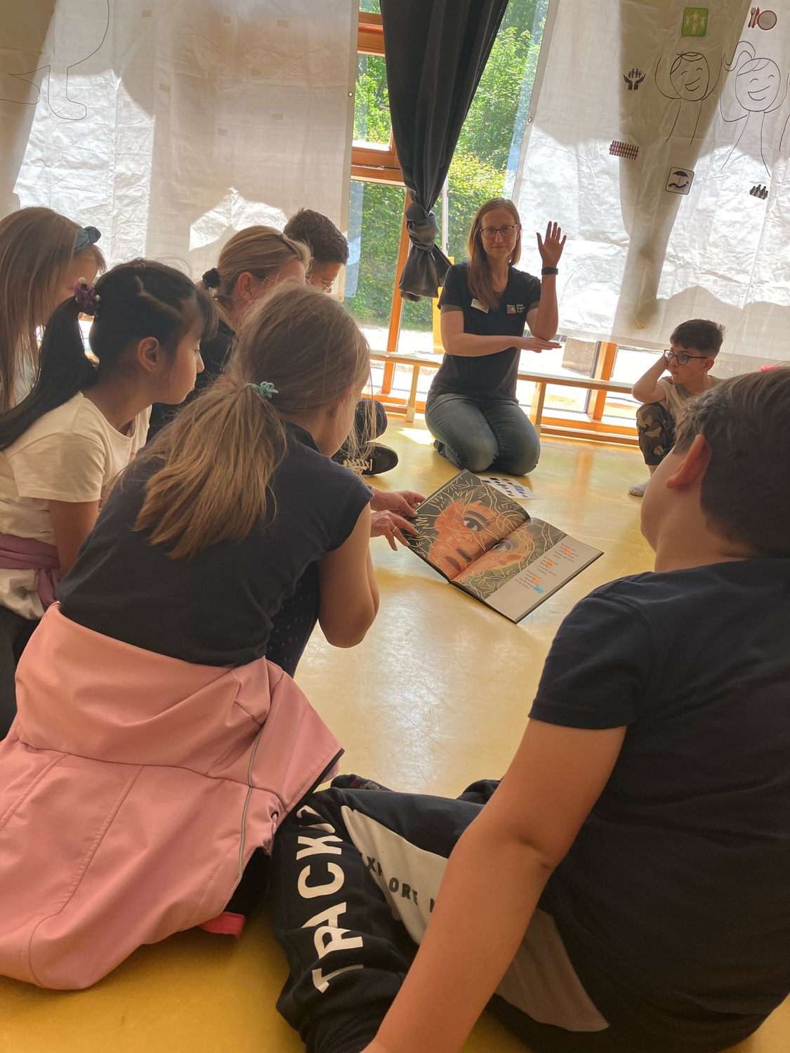 Buchvorstellung "Ich bin wie der Fluss" mit Gebärden