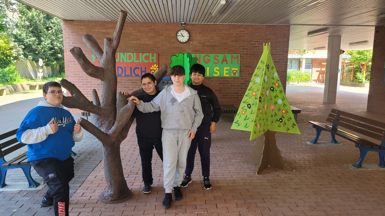 Kinder mit dem bemalten Wunsch-Baum
