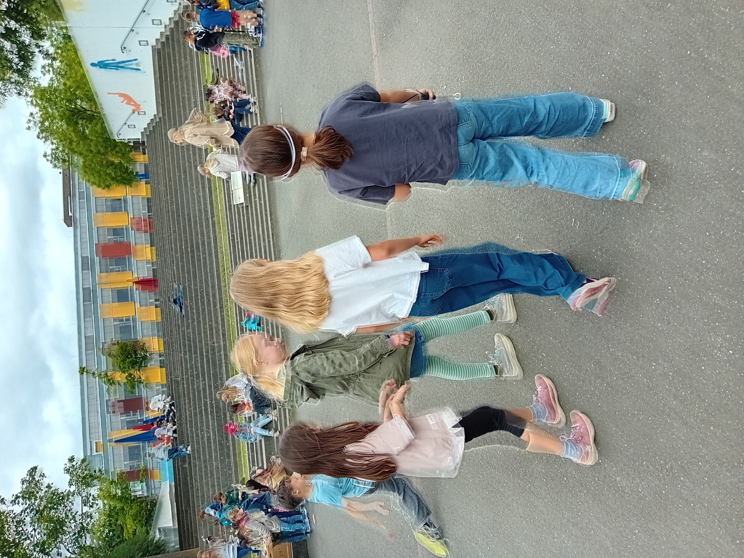 Blindenstock gut und schön. Die Hand der Mitschüler ist besser